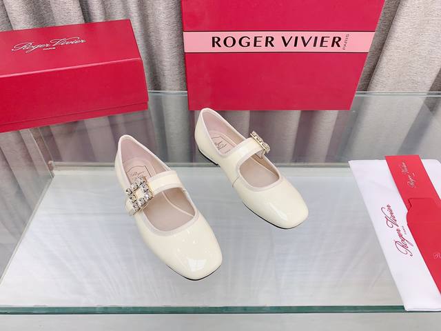 Roger Vivier专柜新款玛丽珍芭蕾舞鞋 原版定制漆皮 羊猄 布面面料，羊皮内里垫脚，意大利进口真皮大底！ 跟高：1Cm 码数：35～39 34、40定做