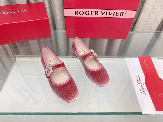 Roger Vivier专柜新款玛丽珍芭蕾舞鞋 原版定制漆皮 羊猄 布面面料，羊皮内里垫脚，意大利进口真皮大底！ 跟高：1Cm 码数：35～39 34、40定做