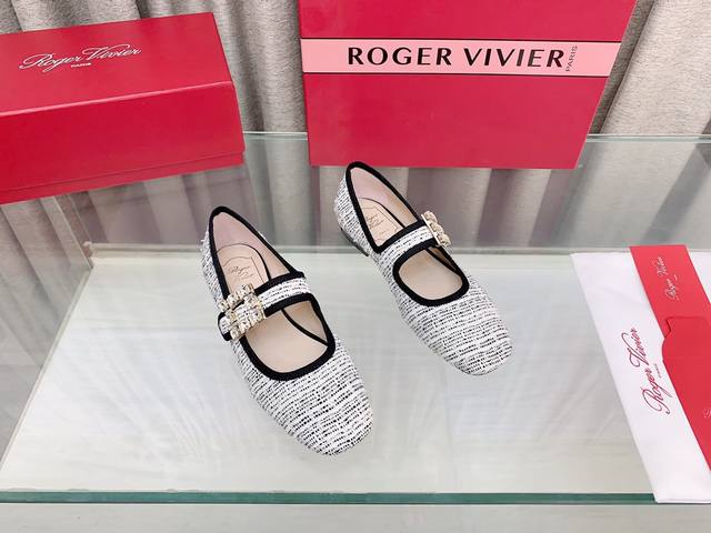 Roger Vivier专柜新款玛丽珍芭蕾舞鞋 原版定制漆皮 羊猄 布面面料，羊皮内里垫脚，意大利进口真皮大底！ 跟高：1Cm 码数：35～39 34、40定做
