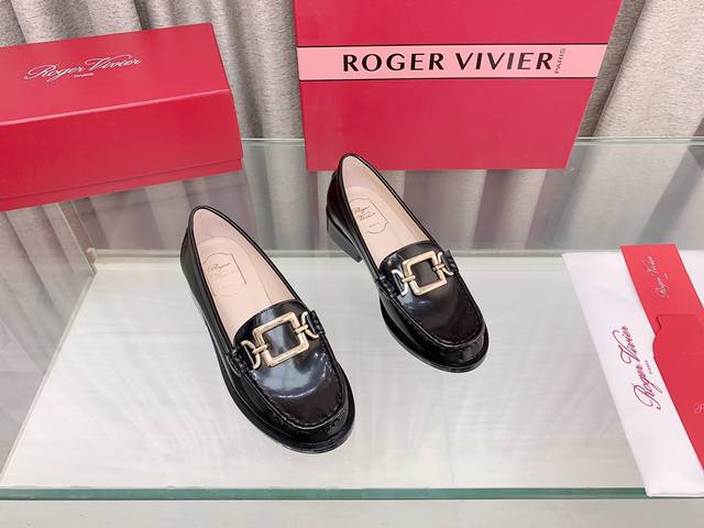 Roger Vivier专柜经典方扣乐福鞋 原版定制牛皮面料，羊皮内里垫脚，意大利进口真皮大底！全新厚镀18K真金五金，不起泡，厚度质感饱满有光泽！ 跟高：2.