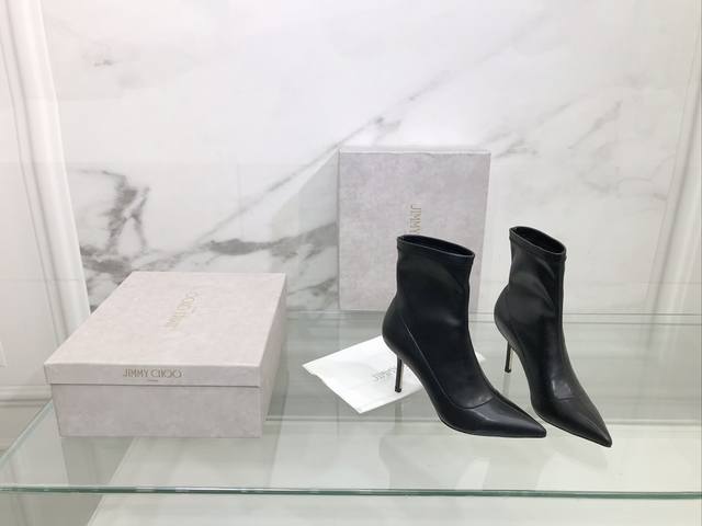 Jimmy Choo 吉米周时尚性感高跟弹力短靴 鞋面：柔软弹力牛皮 垫脚 内里：羊皮里 大底：意大利进口真皮底 码数：35～39 34、40定做不退换 跟高：