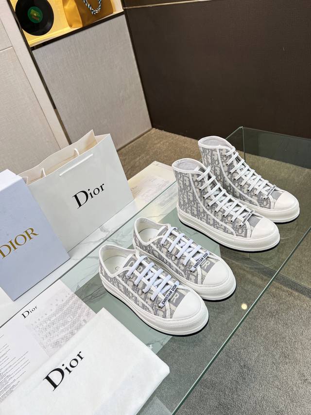 春季walk ‘N’Dior厚底刺绣运动鞋，采用棉质面料，饰以多色刺绣工艺更显精致，搭配舒适白色橡胶底，鞋舌和鞋带采用christian Dior标志装饰。 混