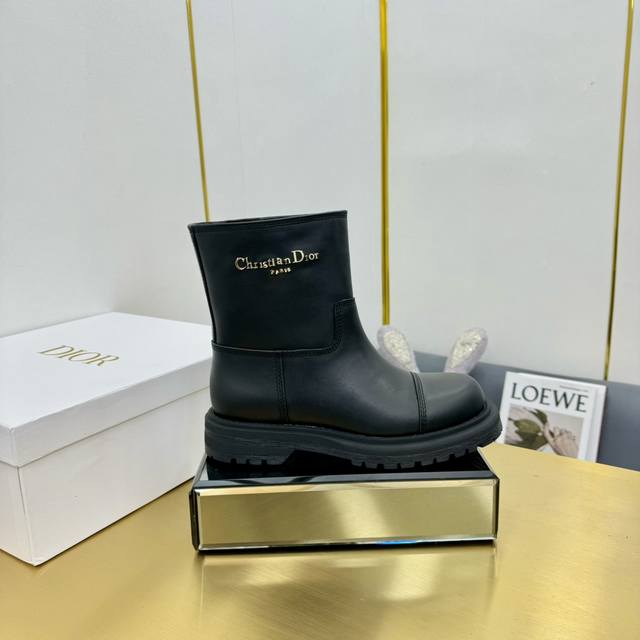 迪奥短靴 Cd迪奥秋冬季最火一脚蹬低跟骑士靴 [嘴唇][嘴唇]原版开发 面料采用d- Major电绣拼色字母logo一比一 制作 [嘴唇][嘴唇]内里羊皮 码3