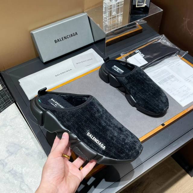 Balenciaga ，出厂价 人民币，受逐渐下降的气温影响，居家已经掀起了一股时尚毛毛拖的热潮！ 没错！Balenclaga牛货来袭！重磅推荐balencla