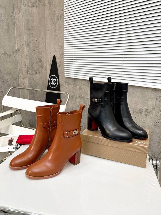 元： Christian Louboutin Cl 年重磅推出新款粗跟厚底靴，采用亮泽小牛皮材质打造。侧面亮眼点缀镀金 Christian Louboutin