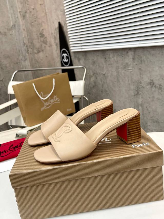 真皮底 橡胶底 顶级版本 代购级 ⑥个颜色供选择。 重磅推出 Christian Louboutin Cl 标识设计 红底鞋最新走秀款 简称cl 红底鞋 T台走