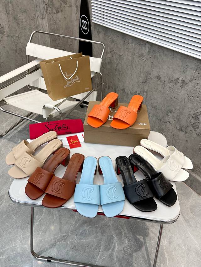 真皮底 橡胶底 顶级版本 代购级 ⑥个颜色供选择。 重磅推出 Christian Louboutin Cl 标识设计 红底鞋最新走秀款 简称cl 红底鞋 T台走