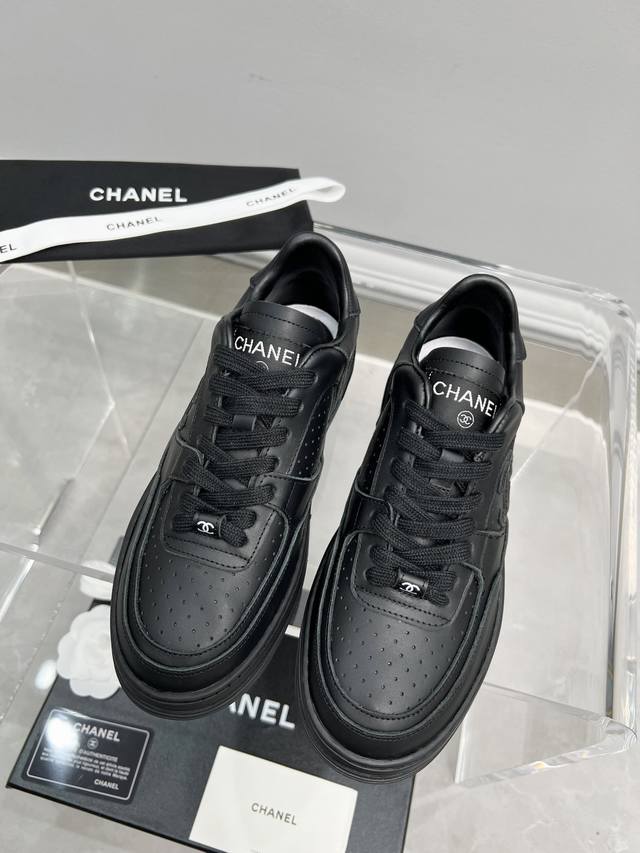 Chanel香奈儿24Sf最新款 全皮 熊猫配色 小白鞋 休闲 运动鞋 滑板鞋 原版购入开发 做货 小香 C家 专柜又一超级大爆款，网红博主小姐姐们的挚爱，社交