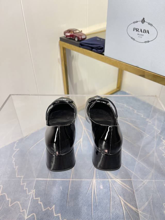春款玛丽珍三角标女款单鞋， 材质:鞋面进口超软柒皮 内裡混种羊皮内理 真皮大底+真皮包跟 工厂直