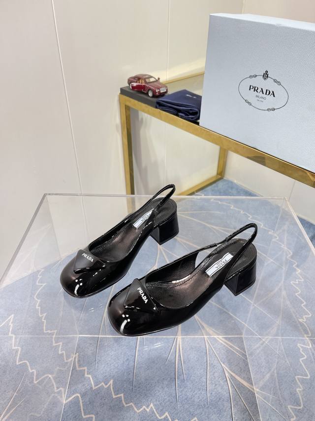 春款玛丽珍三角标女款包头凉鞋， 材质:鞋面进口超软柒皮 内裡混种羊皮内理 真皮大底+真皮包跟 工厂直