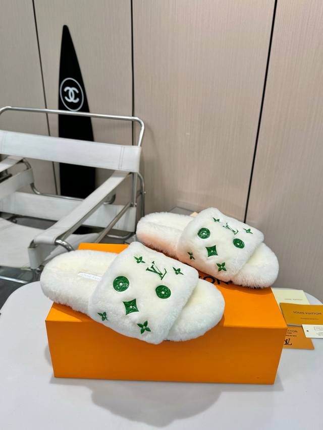魅力女性，从足下开启奢华之旅。Lv 路易威登 女士羊毛拖鞋，为您精心打造。 经典的滴胶四叶草logo，彰显品牌的独特魅力与非凡格调。澳大利亚优质羊毛，给予您极致