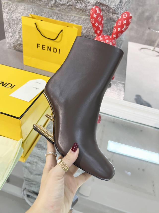 Fendi First鞋。 设计感非常强的一款！上脚真的是出乎意料的舒服，金色金属斜对角f形立体鞋跟，完美的把fendi的这一经典要素展现出来，前卫时尚舒服的设