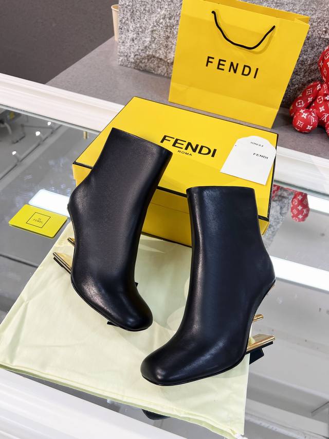Fendi First鞋。 设计感非常强的一款！上脚真的是出乎意料的舒服，金色金属斜对角f形立体鞋跟，完美的把fendi的这一经典要素展现出来，前卫时尚舒服的设