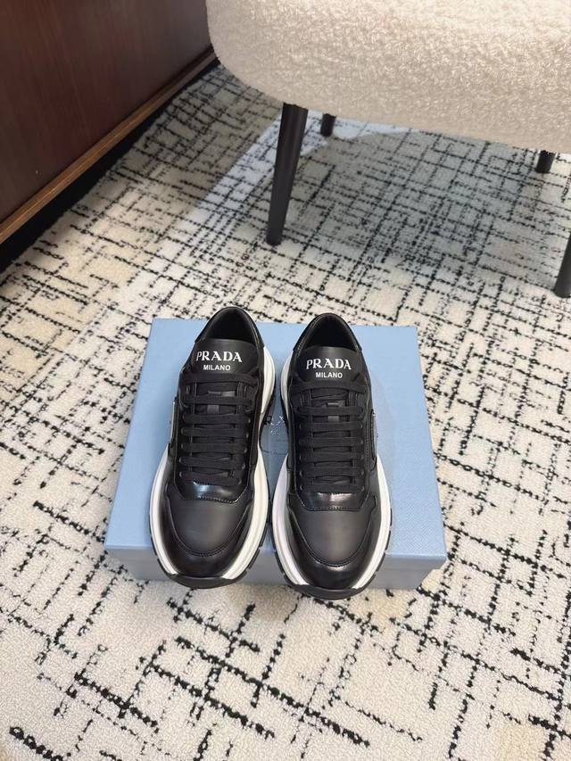 Prada普拉达 24Ss 厚底 小白鞋 休闲运动鞋 这款运动鞋延续经久不衰的轮廓，是新款经典单品 采用小牛皮 精心制作， 提升格调 款式轻盈，搭配三角扣标志加