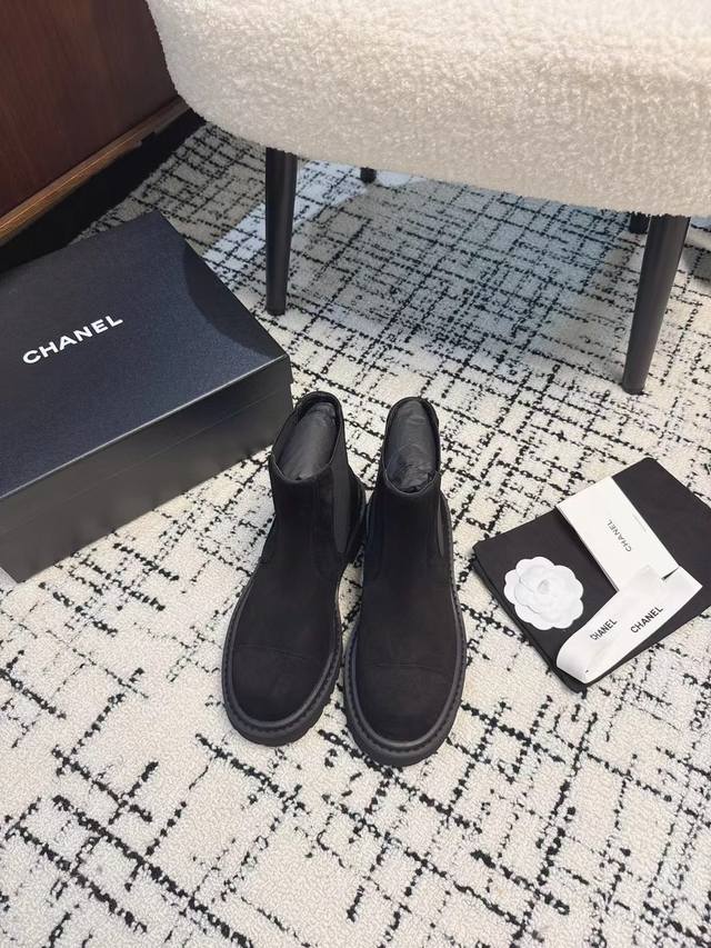 代购级短款 长款 Chanel 香奈儿 24Ss 小香秋冬新款靴 真的是帅气时尚的代表 靴筒五金字母点缀 低调不失奢华！简约时尚个性又大气！ 自然流畅的美感，有