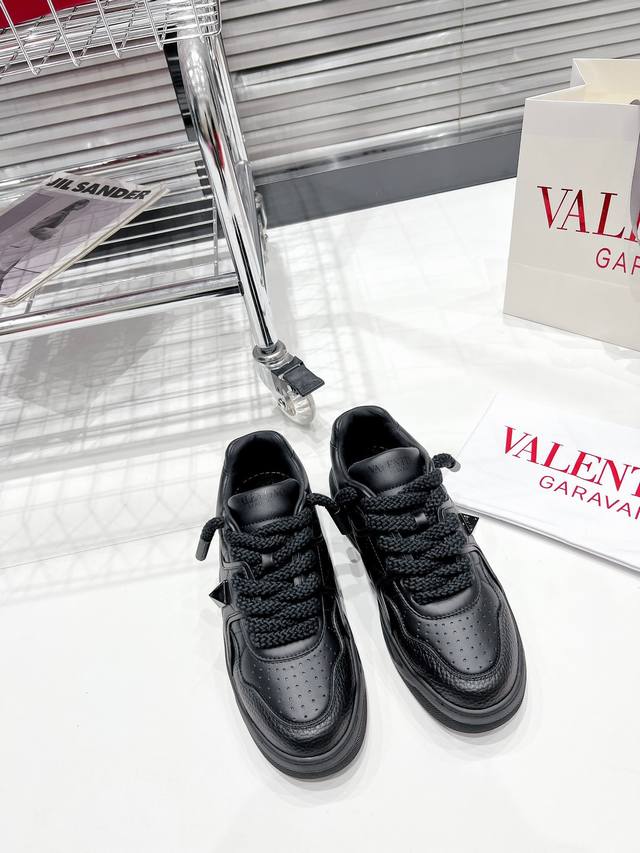 顶级版本 Valentino Out Stud 华伦天奴运动休闲鞋 最新款 粗鞋带 情侣面包鞋休闲鞋 Eisa Hosk 张艺兴 关晓彤等众多明星同款 Pink