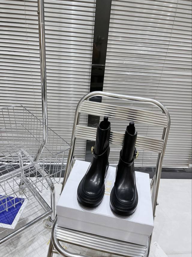 顶级版本 Di0R 迪奥最新 秋冬新款短靴 Dior Empreinte 靴子的可调节带上带有“Cd”标志，彰显经典设计。经久不衰的马靴造型 打造休闲又不失优雅