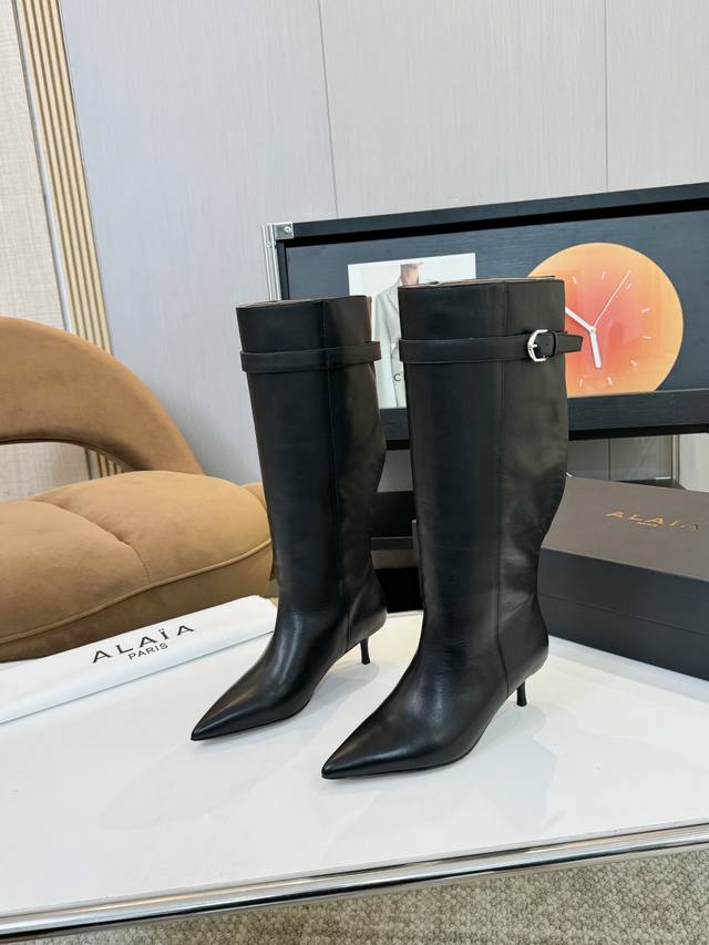 品 牌：Alaia New Arrival～ 阿莱亚 秋冬新款及裸靴 Alaia限定款这是一款需要实力才能驾驭得了的靴子，超级奢华无比～穿上这双靴子走在大街上你