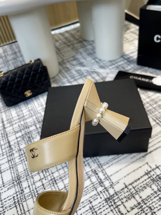 Chanel香奈儿 专柜顶级玛丽珍珠拖鞋 凉鞋款 这款经典设计；各大社交平台热门的款式晒图 简直疯抢了、明星仙女们的挚爱 多元化非常百搭，不卡脚也不会磨脚 质感