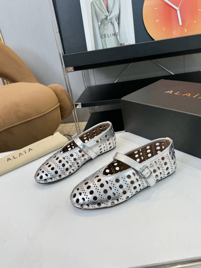 品 牌：Alaia 阿莱亚23S新品复古扣带玛丽珍鞋芭蕾舞鞋 走秀款平底芭蕾舞鞋章小蕙同款甜酷芭蕾风，人气超高的一款芭蕾舞鞋，浪漫又迷人舒适百搭满满的少女风 既
