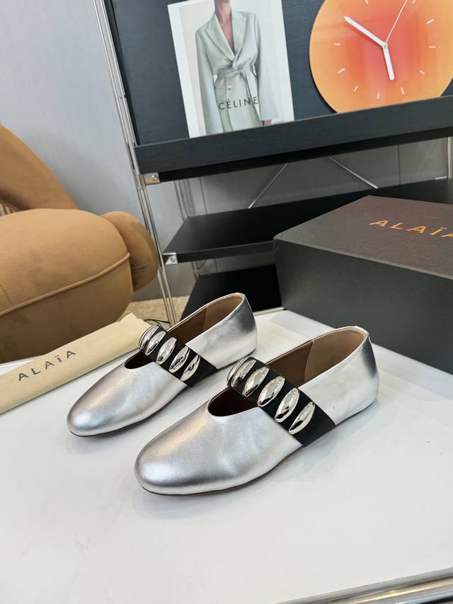 品 牌：Alaia 阿莱亚23S新品复古扣带玛丽珍鞋芭蕾舞鞋 走秀款平底芭蕾舞鞋章小蕙同款甜酷芭蕾风，人气超高的一款芭蕾舞鞋，浪漫又迷人舒适百搭满满的少女风 既