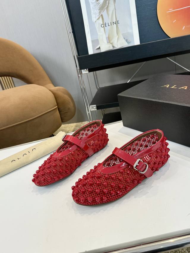 品 牌：Alaia 阿莱亚23S新品复古扣带玛丽珍鞋芭蕾舞鞋 走秀款平底芭蕾舞鞋章小蕙同款甜酷芭蕾风，人气超高的一款芭蕾舞鞋，浪漫又迷人舒适百搭满满的少女风 既