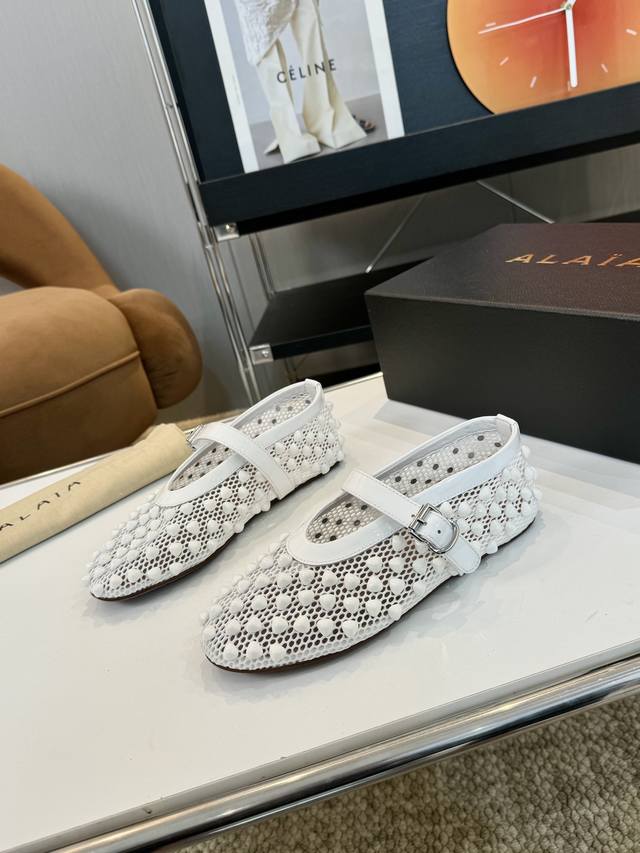 品 牌：Alaia 阿莱亚23S新品复古扣带玛丽珍鞋芭蕾舞鞋 走秀款平底芭蕾舞鞋章小蕙同款甜酷芭蕾风，人气超高的一款芭蕾舞鞋，浪漫又迷人舒适百搭满满的少女风 既