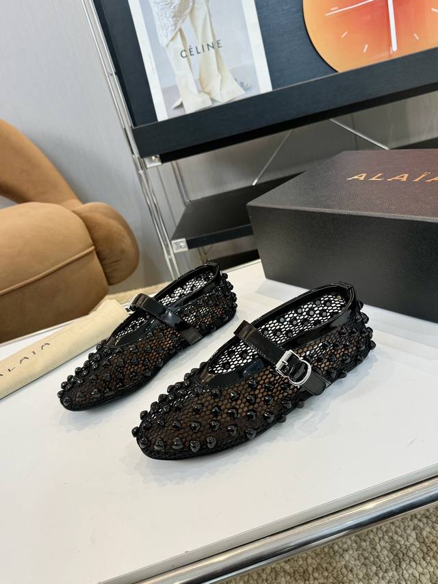 品 牌：Alaia 阿莱亚23S新品复古扣带玛丽珍鞋芭蕾舞鞋 走秀款平底芭蕾舞鞋章小蕙同款甜酷芭蕾风，人气超高的一款芭蕾舞鞋，浪漫又迷人舒适百搭满满的少女风 既