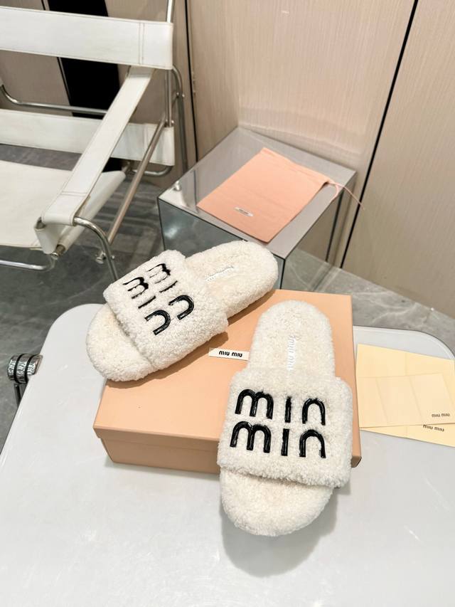 全羊毛！跑量价！ 今日份心动推荐 Miumiu羊毛拖鞋！滴胶logo款 它以奢华的设计与精湛的工艺完美融合，每一处细节都彰显着品牌的魅力与品质。 那柔软的毛毛，