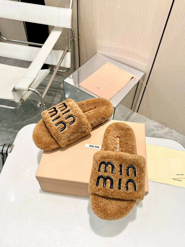 全羊毛！跑量价！ 今日份心动推荐 Miumiu羊毛拖鞋！滴胶logo款 它以奢华的设计与精湛的工艺完美融合，每一处细节都彰显着品牌的魅力与品质。 那柔软的毛毛，