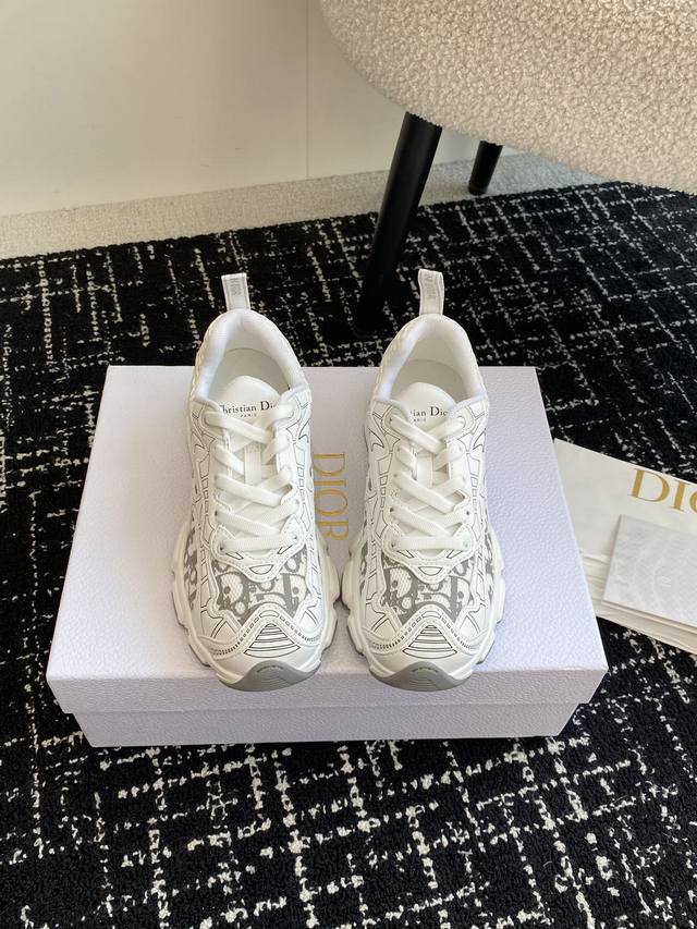 代购级 Dior 明星款24Ss 主推爆品 全新发售的迪奥 Dior Chrono 新款休闲运动鞋跑鞋老爹鞋 真的酷毙了，未来感十足 真的好飒！再次演绎了迪奥酷