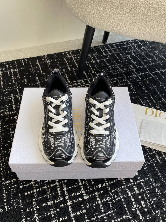 代购级 Dior 明星款24Ss 主推爆品 全新发售的迪奥 Dior Chrono 新款休闲运动鞋跑鞋老爹鞋 真的酷毙了，未来感十足 真的好飒！再次演绎了迪奥酷