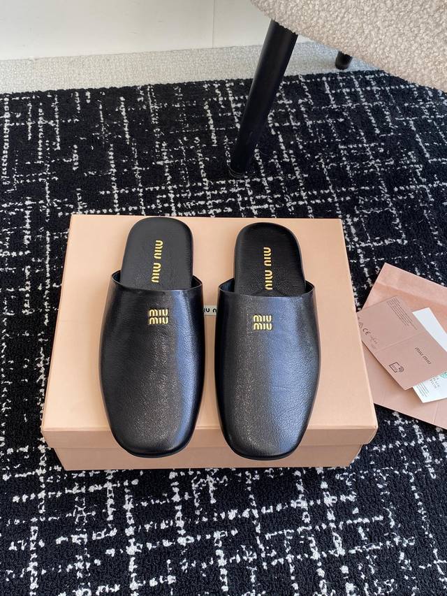 代购级 Miu Miu 24Ss 秋冬系列穆勒鞋拖鞋 包头小羊皮半拖zp开发 原版拆卸 对版拖鞋秒杀市面版本 Miu真的太少女啦 鞋面进口麂皮 鞋底：原版真皮鞋