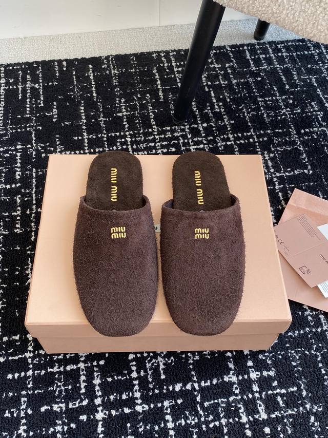 代购级 Miu Miu 24Ss 秋冬系列穆勒鞋拖鞋 包头小羊皮半拖zp开发 原版拆卸 对版拖鞋秒杀市面版本 Miu真的太少女啦 鞋面进口麂皮 鞋底：原版真皮鞋