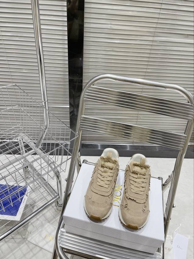 Dior 迪奥 24早春 C’Est系列 新款全新休闲运动鞋 ‘以绒面牛皮革和网眼织物制作，轻盈透气。侧边的cd字母非常有dior辩识度，运动风设计融合流苏细节