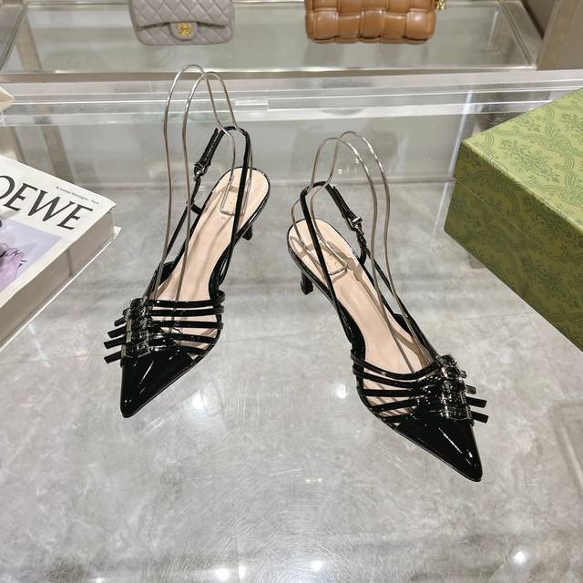 1166 黑 35-41 这款后系带浅口鞋选用黑色皮革匠心打造，巧妙融入别出心裁的细节设计：正面多个gucci搭扣为经典款式注入亮眼点缀。 黑色皮革 女士 尖头