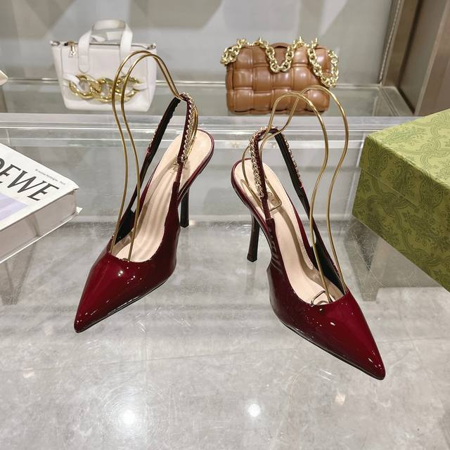 酒红 35-41 这款gucci Signoria系列浅口鞋以佛罗伦萨中心广场命名，焕新再现品牌发源地的经典优雅格调。这款鞋履匠心融蕴闪亮漆皮、尖头设计和吸睛的