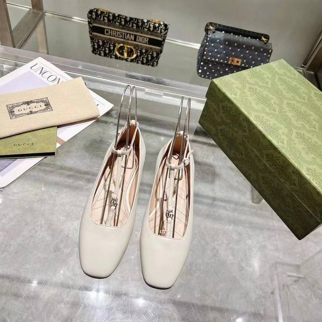 8366白 ，码数35-40,41定做 系列的经典双g造型，是对首创于70年代的gucci典藏双g腰带搭扣的时尚再现。这款芭蕾平底鞋巧妙融入这一经典细节。