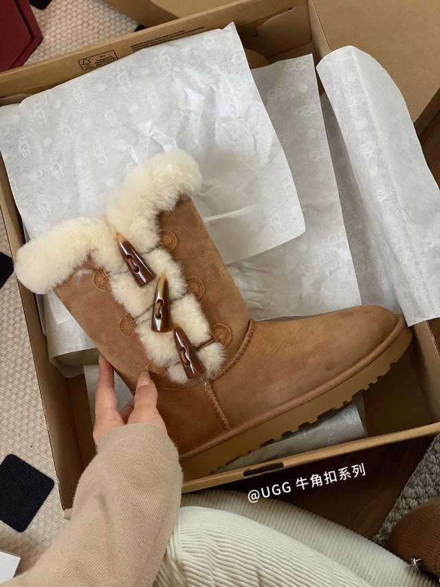 三粒牛角扣雪地靴 版型很正，纯羊毛口翻毛，搭配上牛角扣，妥妥的大长腿girl上脚超好看，内里纯羊毛，冬天呵护双脚，学院风减龄又保暖 Size：35-40