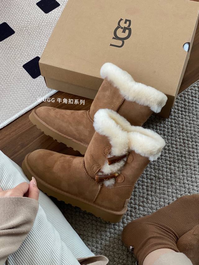 双牛角扣雪地靴 版型很正，纯羊毛口翻毛，搭配上牛角扣，妥妥的大长腿girl上脚超好看，内里纯羊毛，冬天呵护双脚，学院风减龄又保暖 Size：35-40