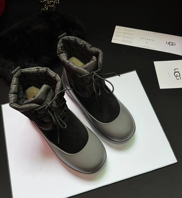 Ugg胶套雪地靴，Ugg雪地靴 码数女35-40。男39-44 码 鞋面是牛反绒皮毛一体内里。太阳花大底。靴口羽绒包裹增加了保暖性。两穿胶套。防水防脏 套上呆萌