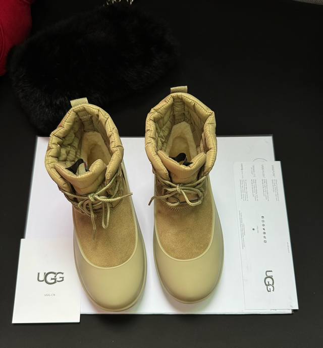 Ugg胶套雪地靴，Ugg雪地靴 码数女35-40。男39-44 码 鞋面是牛反绒皮毛一体内里。太阳花大底。靴口羽绒包裹增加了保暖性。两穿胶套。防水防脏 套上呆萌