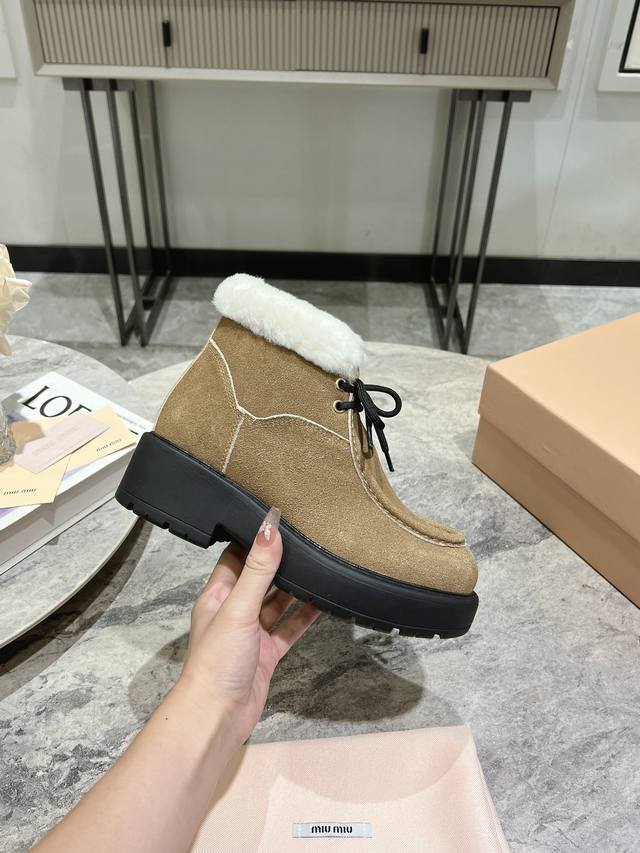 顶级品质 ,, Miu Miu Fw24 New Arrival～ 缪缪 秋冬新款厚底羊毛短靴 两孔系带厚底 点缀miu Miu字母logo 多了点辨识度 很耐