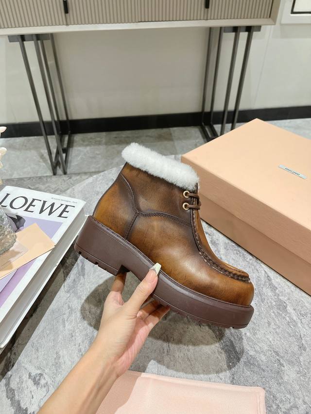 顶级品质 ,, Miu Miu Fw24 New Arrival～ 缪缪 秋冬新款厚底羊毛短靴 两孔系带厚底 点缀miu Miu字母logo 多了点辨识度 很耐
