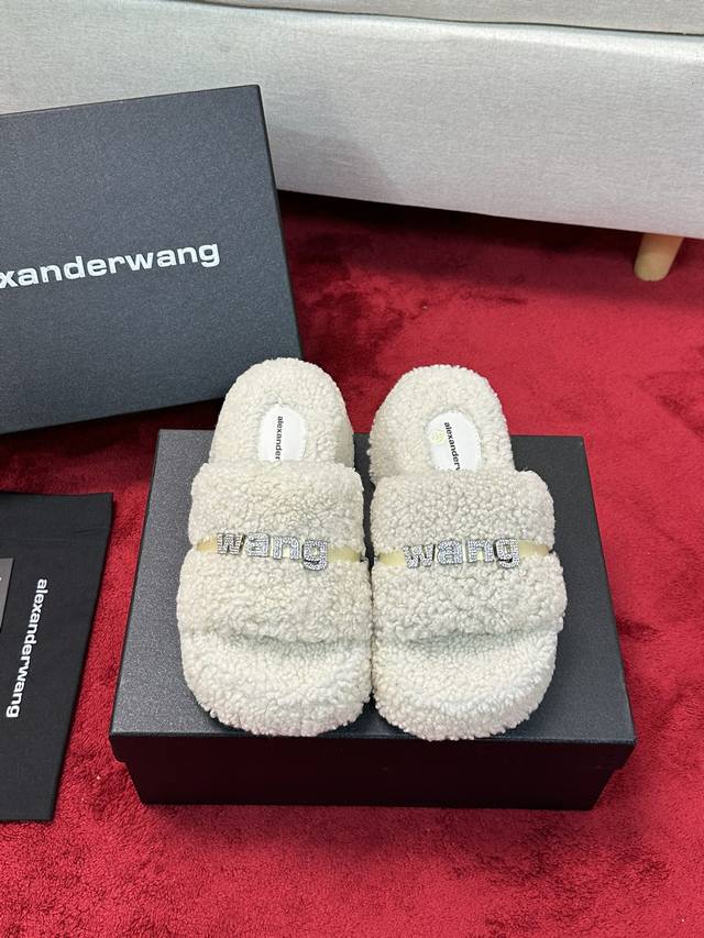厂价 Alexanderwang｜亚历山大王22Ss秋冬新品 厚底松糕字母毛毛拖鞋 秋天拥有一双好看又时髦的羊毛拖鞋 真的蛮重要出门简单方便随脚一蹬 还能各种搭
