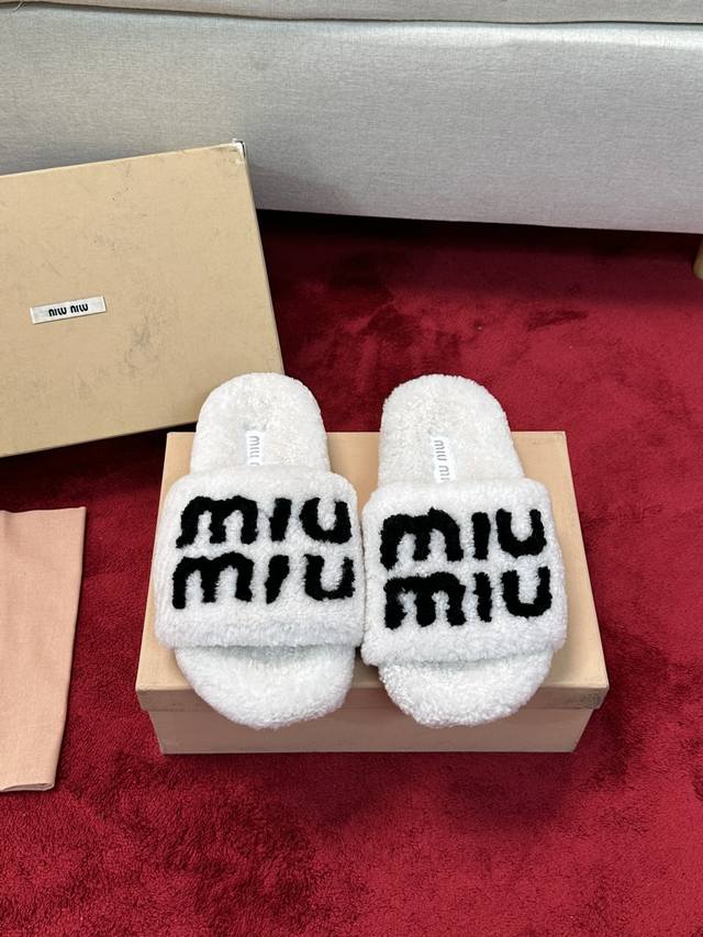 厂价 Miumiu经典秋冬字母毛毛拖鞋 这季节美鞋太多这款毛拖 真的是让我无法自拔真太可爱了～ 毛茸茸的羊毛是选用欧洲进口a级羊毛 我们做到与原版一致满鞋 全部