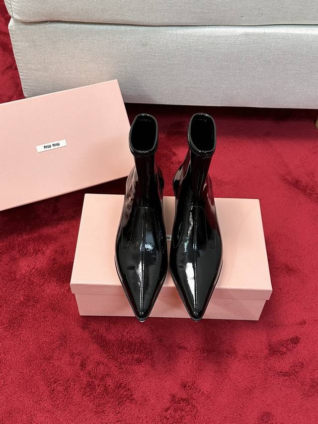 厂价 代购级别原版一比一复刻顶级miu Miu 缪缪24新款尖头短靴 一眼看上miumiu这双矮跟鞋，上脚果然更惊艳~ 蝴蝶结，集性感与于一体的高跟鞋，非常百搭