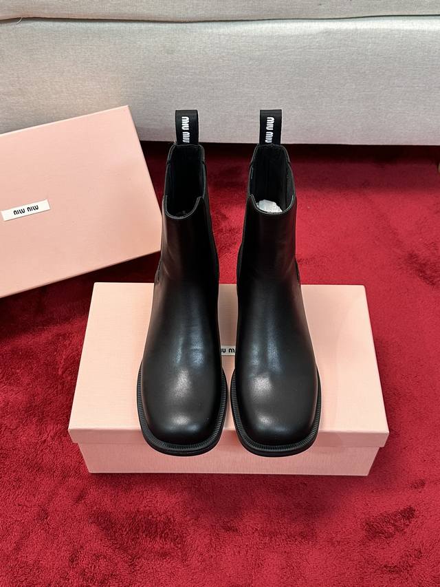 厂价 Miumiu24Ss秋冬系列新款粗跟短靴！推出复古五金扣带短靴 90 年代风格，朋克风十足！ 鞋头采用圆头设计、上脚给人有线条美感、显腿纤细修长、视觉效果