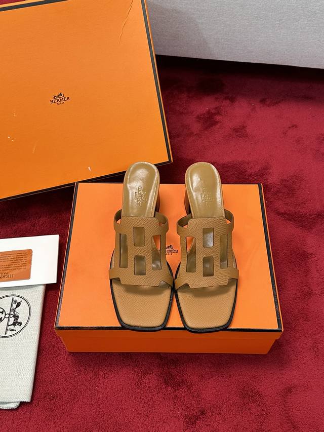 厂价 Hermès 爱马仕经典镂空h粗跟拖鞋 极约复古的设计 浓厚的异域风情 时髦感十足、随便上脚都很有腔调 简简单单的款式随便搭配一下高级感就很棒 百搭的颜色