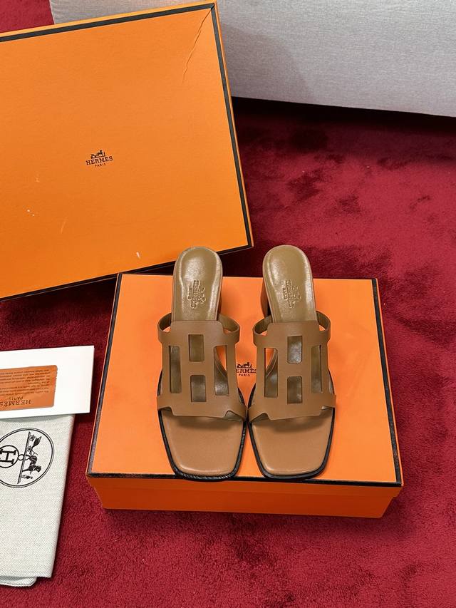 厂价 Hermès 爱马仕经典镂空h粗跟拖鞋 极约复古的设计 浓厚的异域风情 时髦感十足、随便上脚都很有腔调 简简单单的款式随便搭配一下高级感就很棒 百搭的颜色